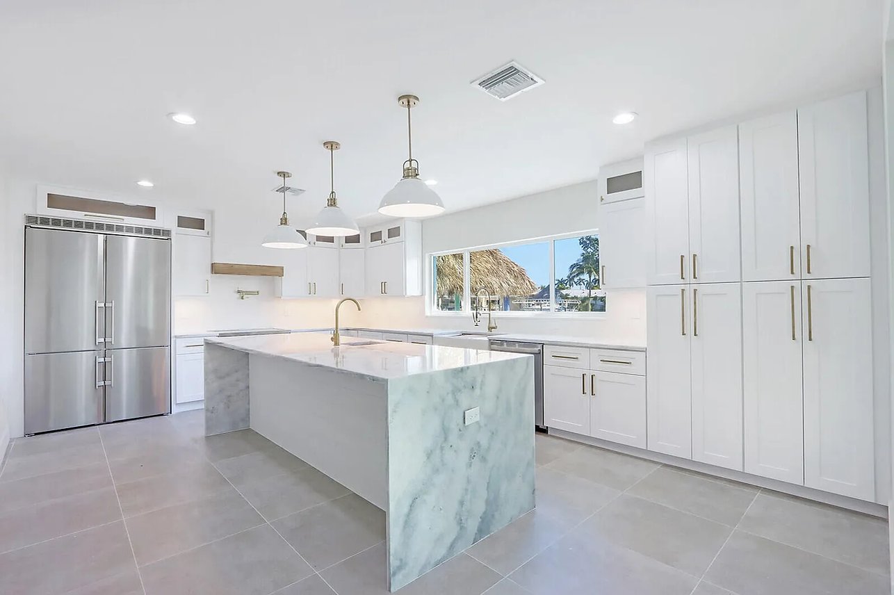 Classic White Raised Panel kitchen cabinets, photo 3