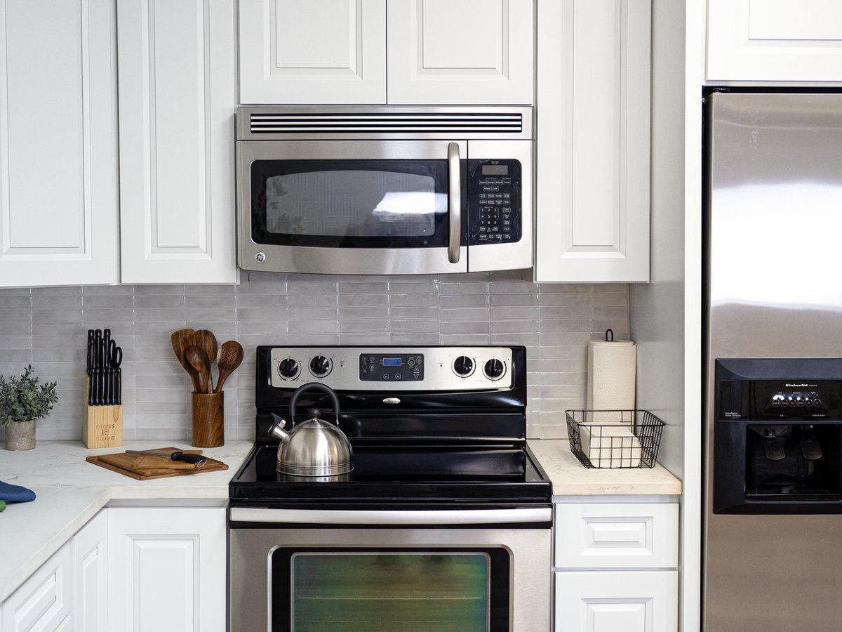 Glacier White shaker kitchen cabinets