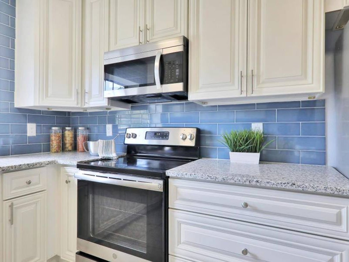 Pearl White kitchen cabinets, photo 14