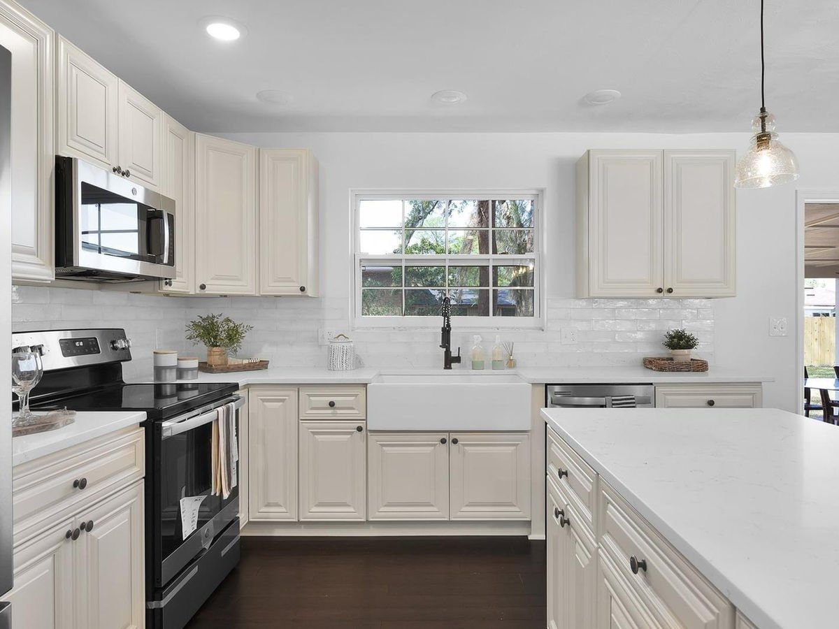 Pearl White kitchen cabinets, photo 16