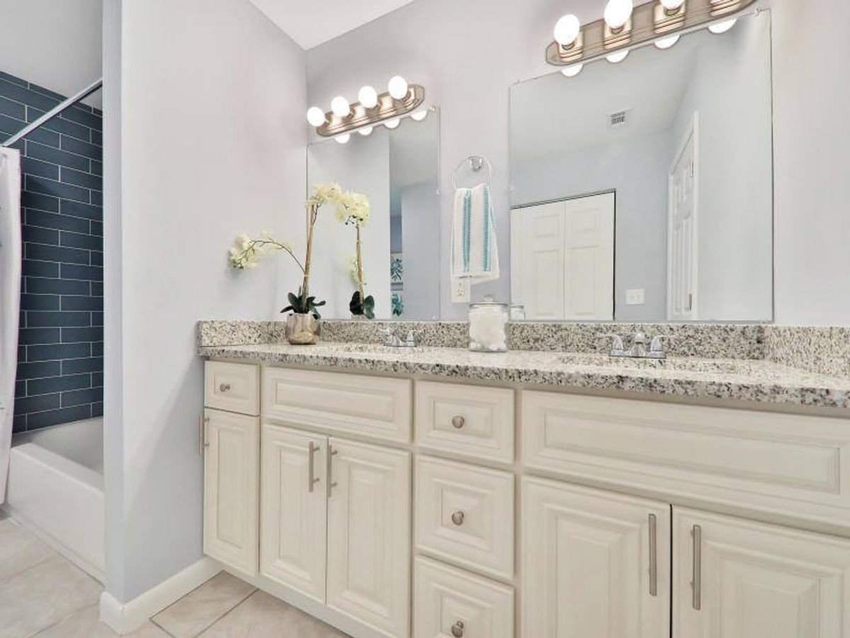 Pearl White kitchen cabinets, photo 22