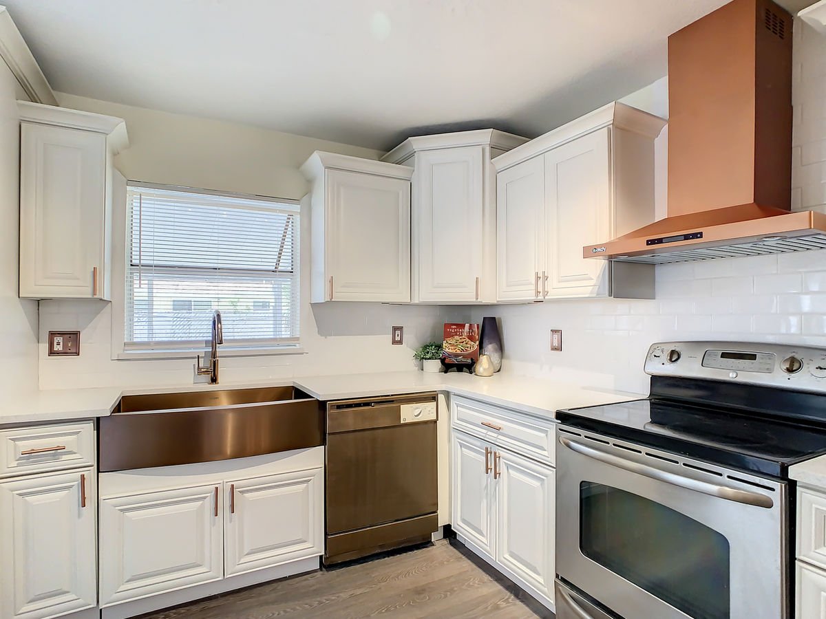 Pearl White kitchen cabinets, photo 24