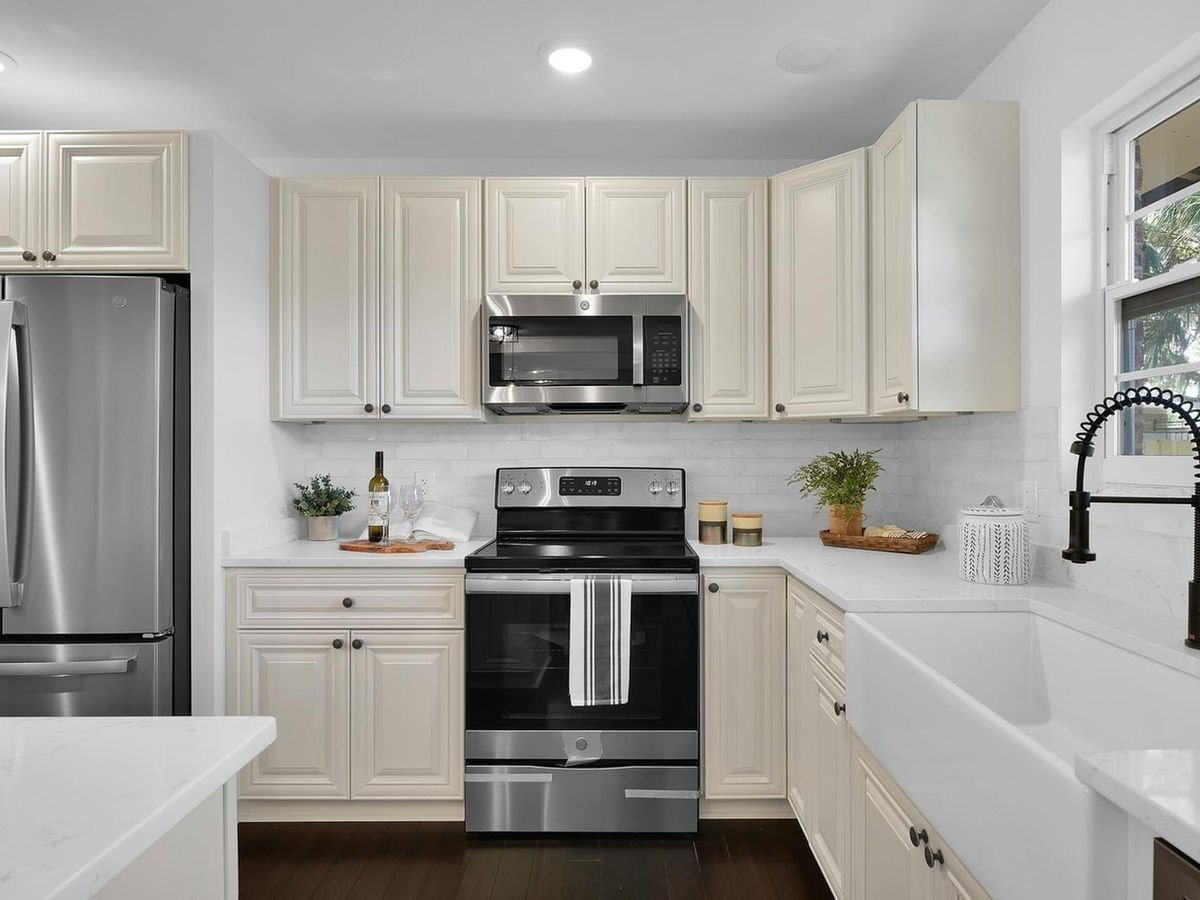 Pearl White kitchen cabinets, photo 5
