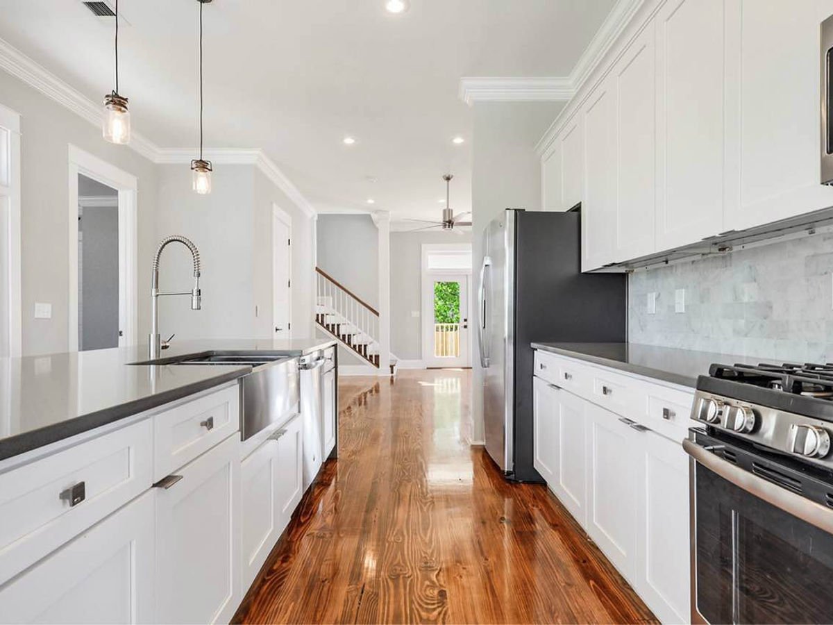 White Shaker kitchen cabinets, photo 12