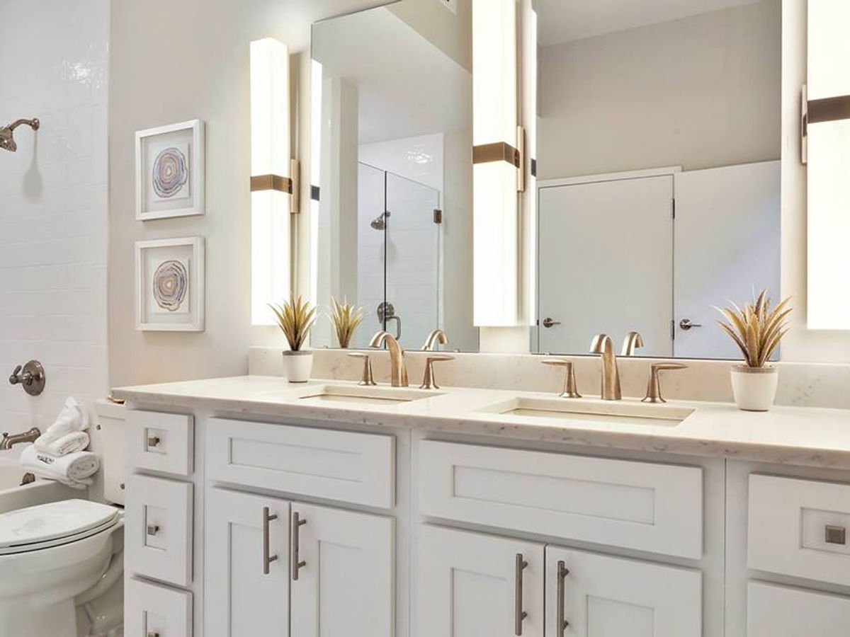 White Shaker kitchen cabinets, photo 13