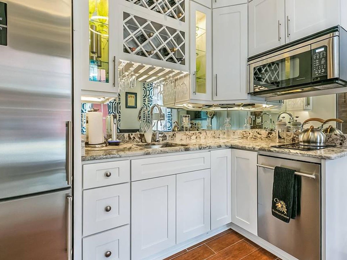 White Shaker kitchen cabinets, photo 3
