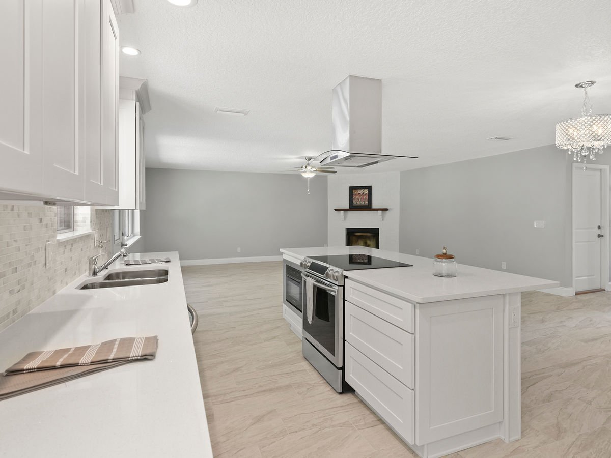 White Shaker kitchen cabinets, photo 21