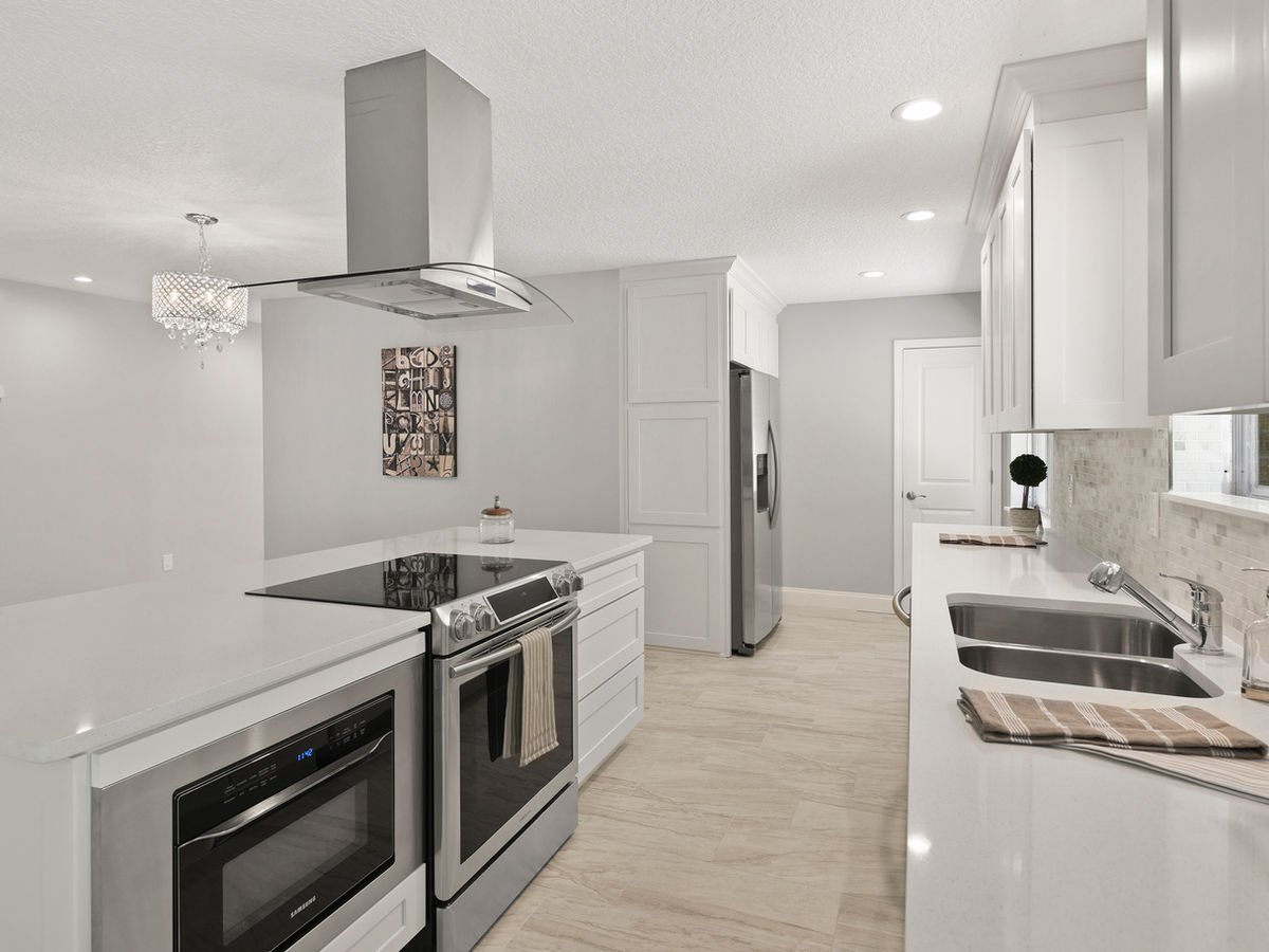 White Shaker kitchen cabinets, photo 25