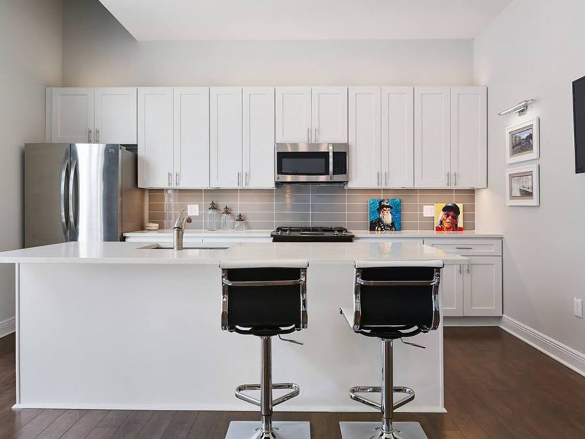 White Shaker kitchen cabinets, photo 4