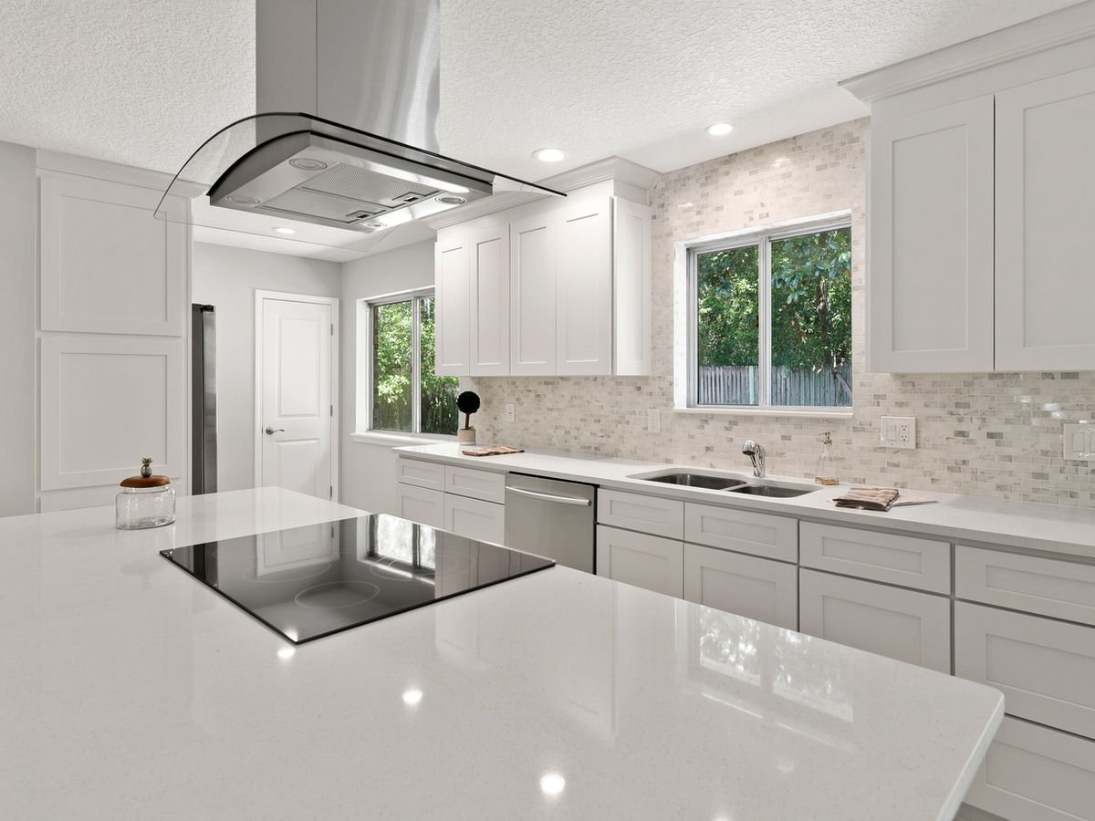 White Shaker kitchen cabinets, photo 6
