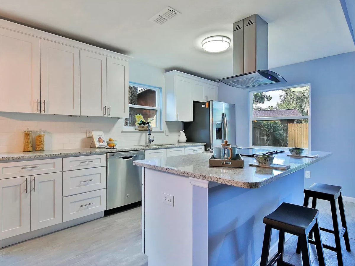 White Shaker kitchen cabinets, photo 7