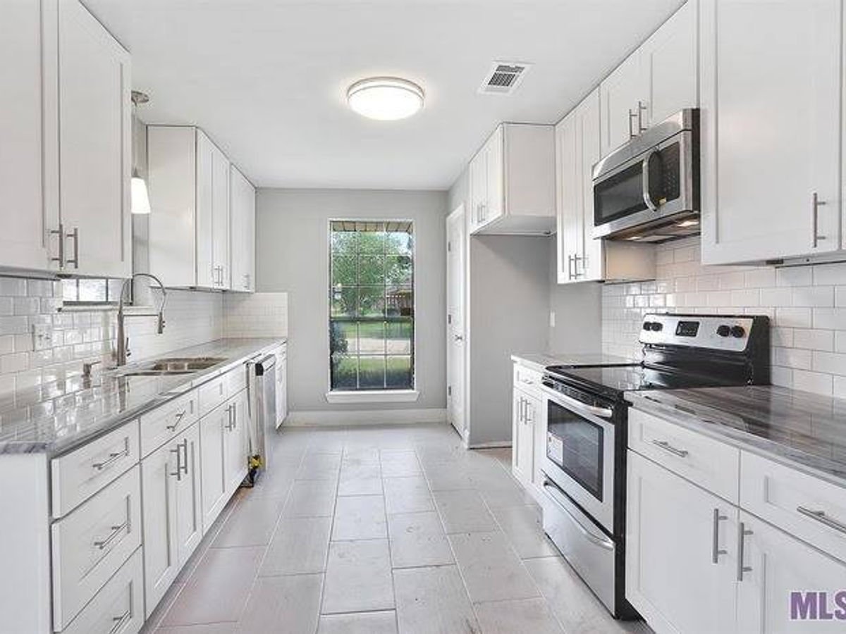 White Shaker kitchen cabinets, photo 10